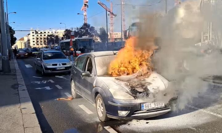 Betonkerverő sietett egy kigyulladt autó segítségére – videó