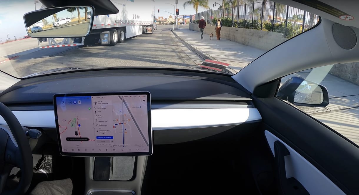 Simán elment San Franciscóból Los Angelesbe egy Tesla önvezetve