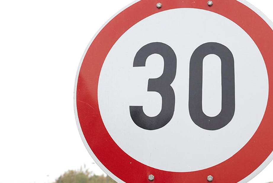 Székesfehérvár egy részén bevezetik az általános 30 km/h-s sebességhatárt