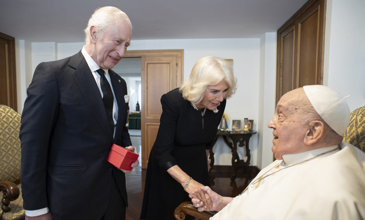 Meglátogatta Ferenc pápát a brit királyi pár