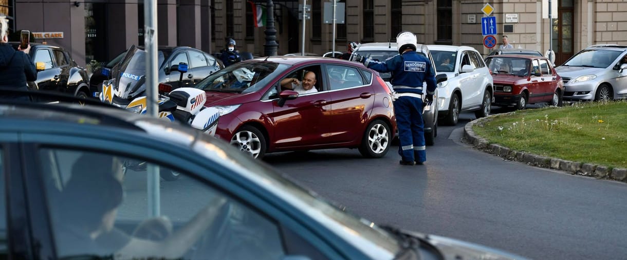 Videó: Nyomták a dudát Orbánnak a Clark Ádám téren