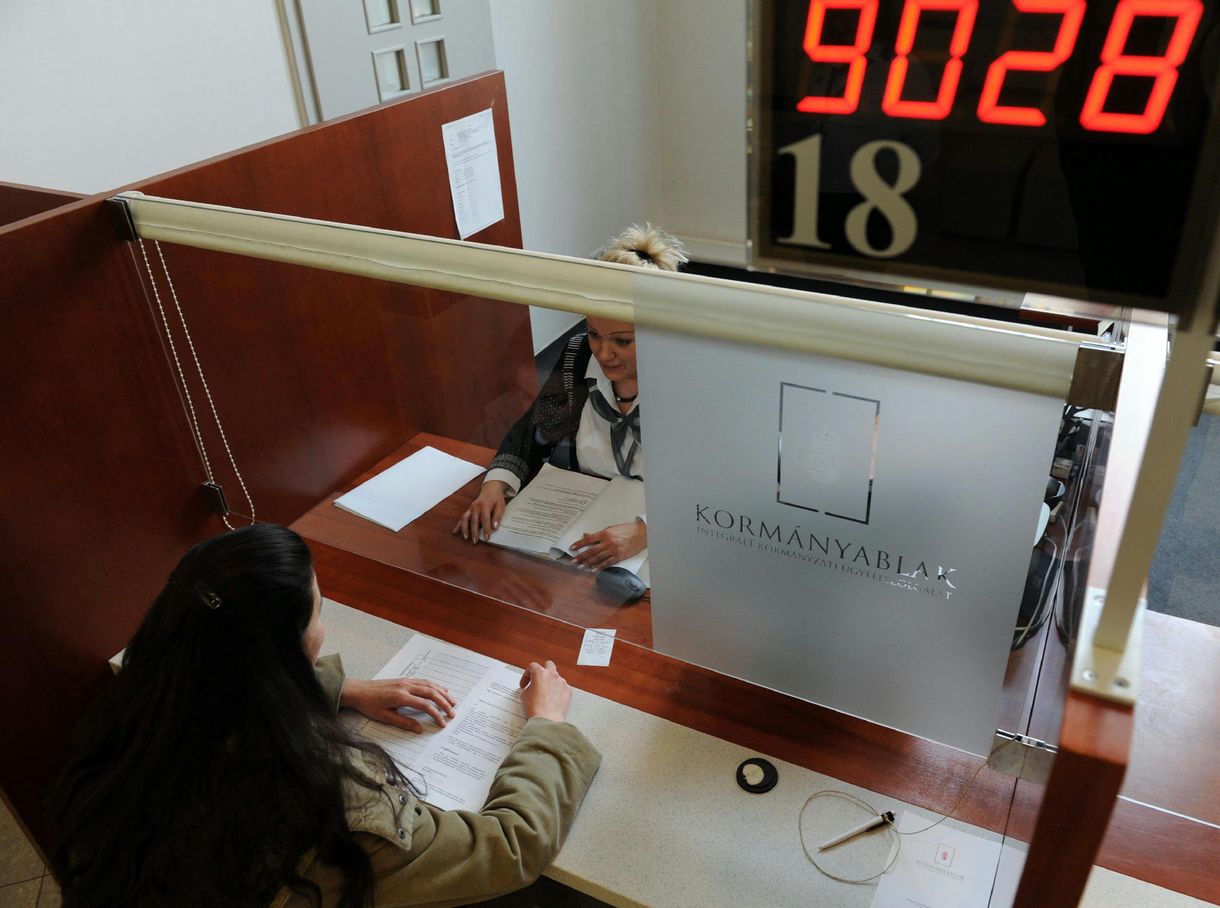 Sztrájkra készülnek a kormánytisztviselők az alacsony bérek miatt
