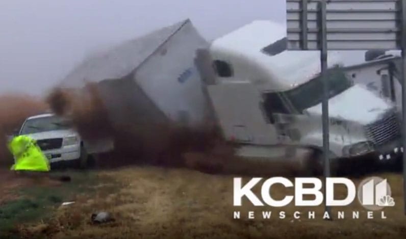 Pont a tévések előtt végzett hatalmas pusztítást a ködből előbukkanó kamion – videó