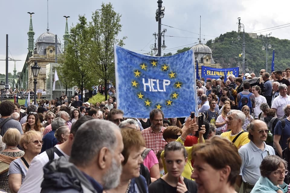 Elemzésbe csomagolva dorongolta le a kormányt az Európai Bizottság