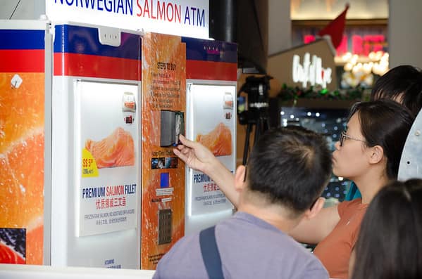 Itt a világ első lazacautomatája