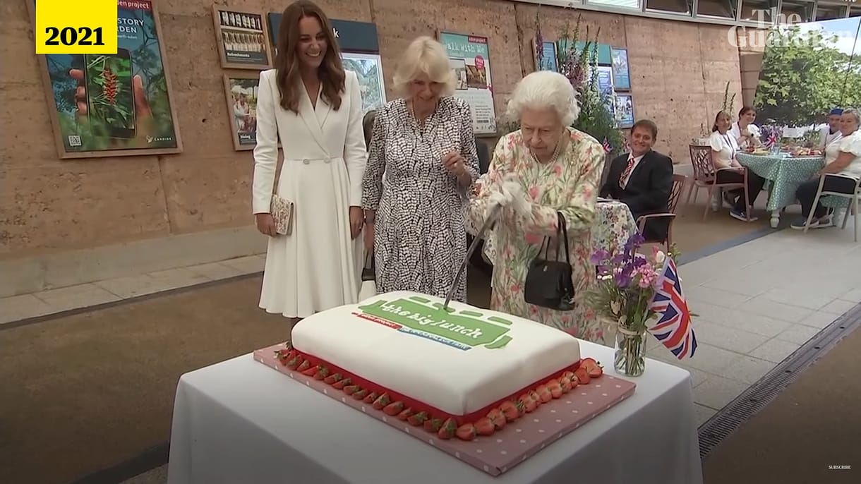 Tortavágás karddal, beszólás Obamának: II. Erzsébet humoráról is megemlékeztek