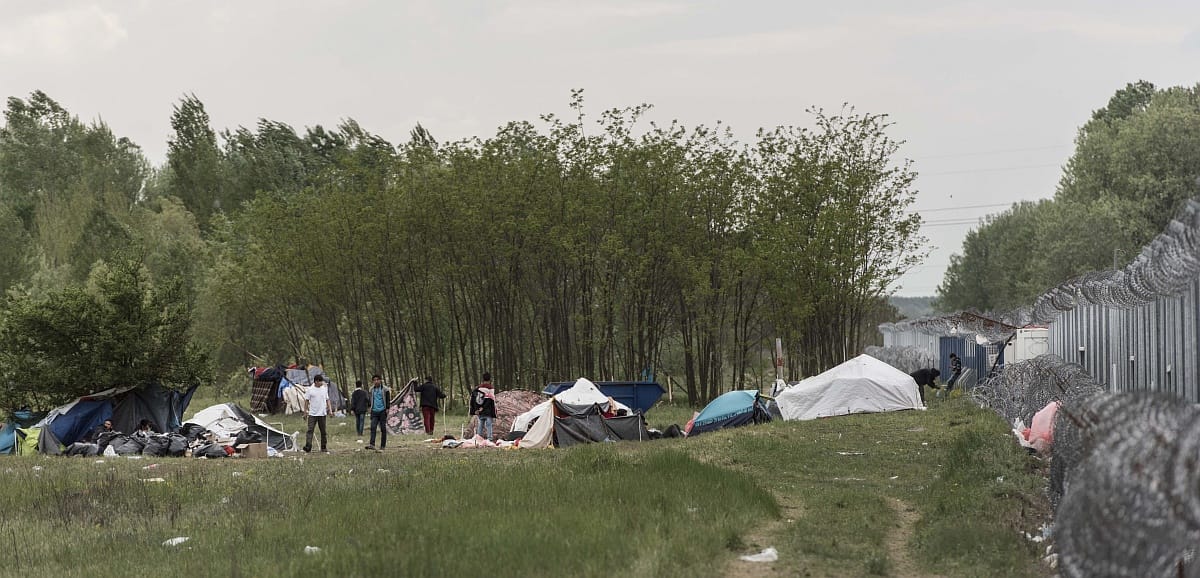 Megtiltották a civileknek, hogy ételt osszanak a röszkénél várakozó menekülteknek