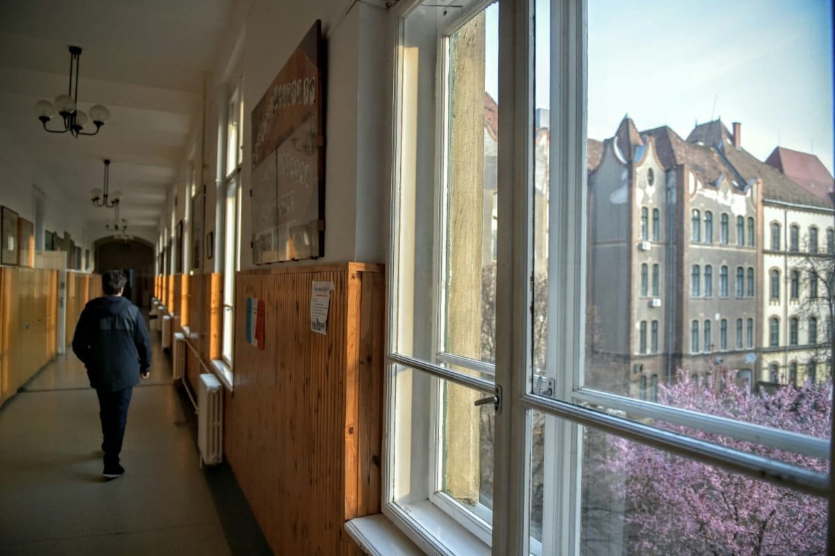 Visszatérne iskolájába egy kerekesszékbe kényszerült diák, de a tankerület nem ad pénzt akadálymentesítésre
