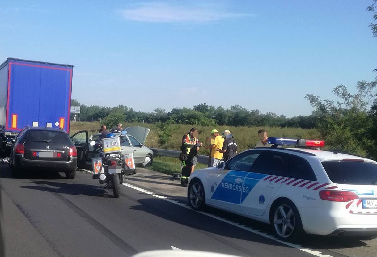 Fotók: Hármas karambol miatt gigadugó van az M5-ös Pest megyei szakaszán