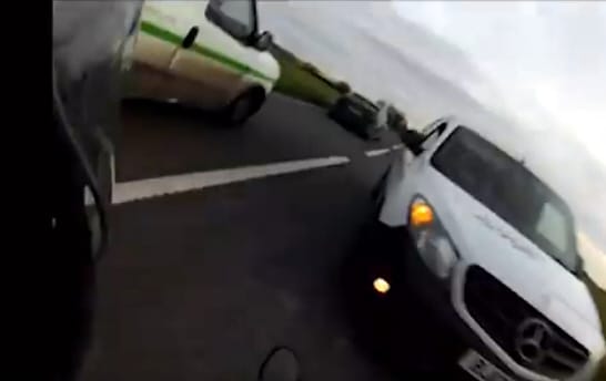 Rémisztő pillanat, amikor egy motoros épp kioktat valakit, de szemből már érkeznek