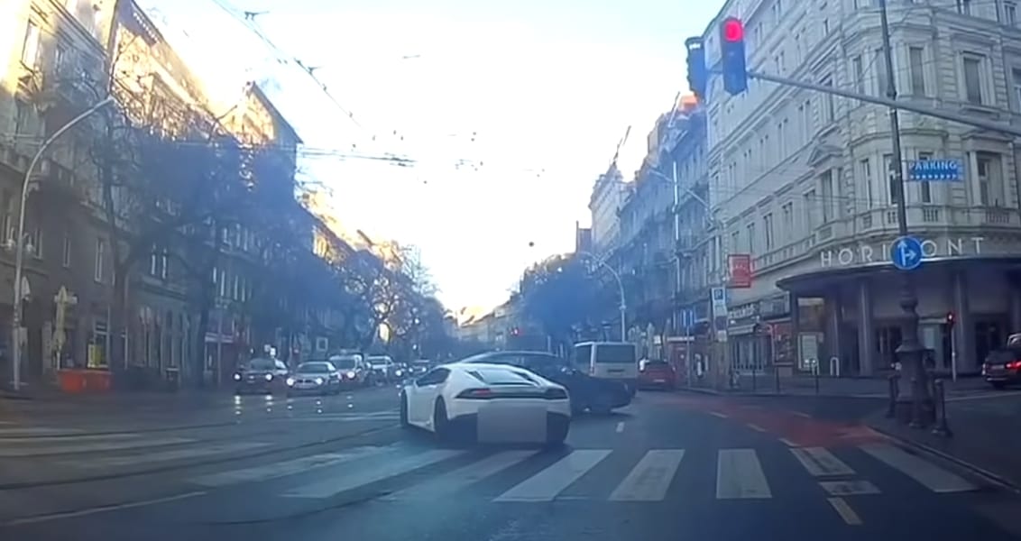 Eljárás indult a nagykörúti villamossíneken száguldó lamborghinis ellen