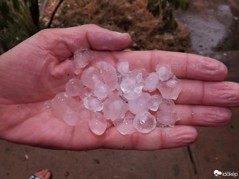 Jéggel és áramszünettel érkezett meg a vihar a Dunántúlra