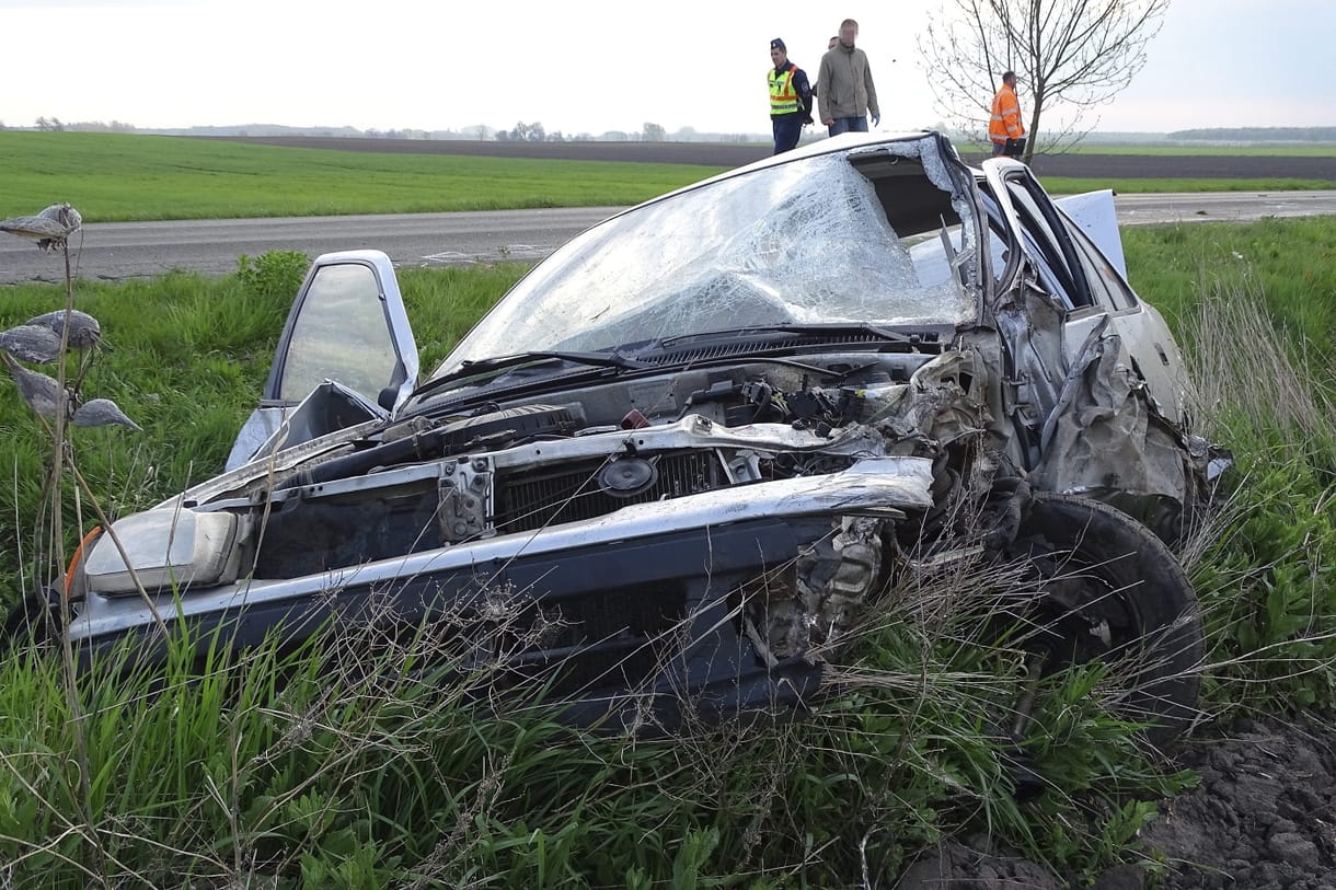 Fotók: A motor és az autó is összetört a reggeli balesetben, a motoros meghalt