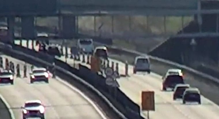 Letarolta a terelőelemeket az M4-esen, majd az összetört autóval inkább meglépett