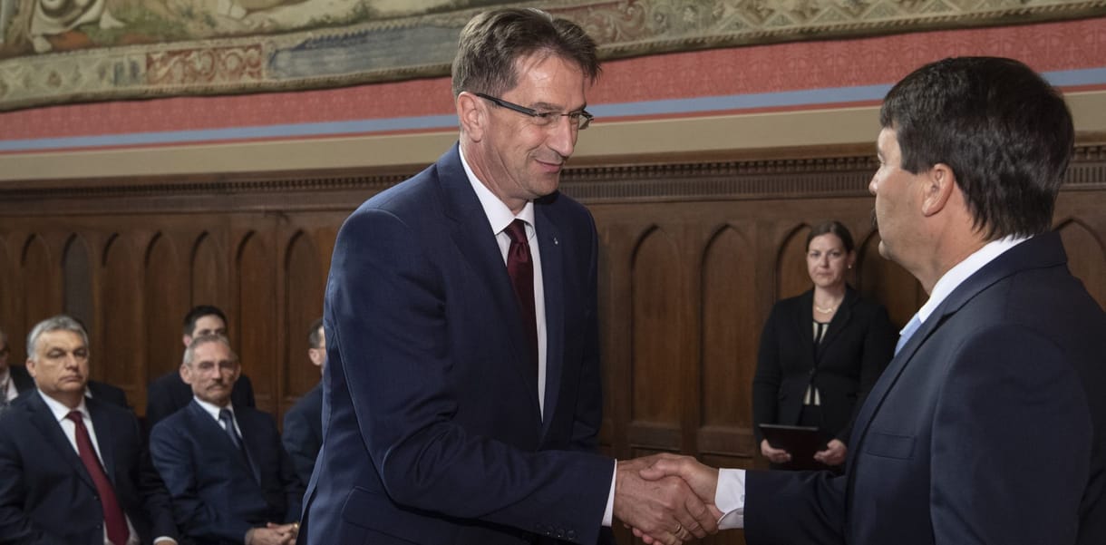 Államtitkári esküje napján is eltehetett 5 millió forint kenőpénzt Völner Pál