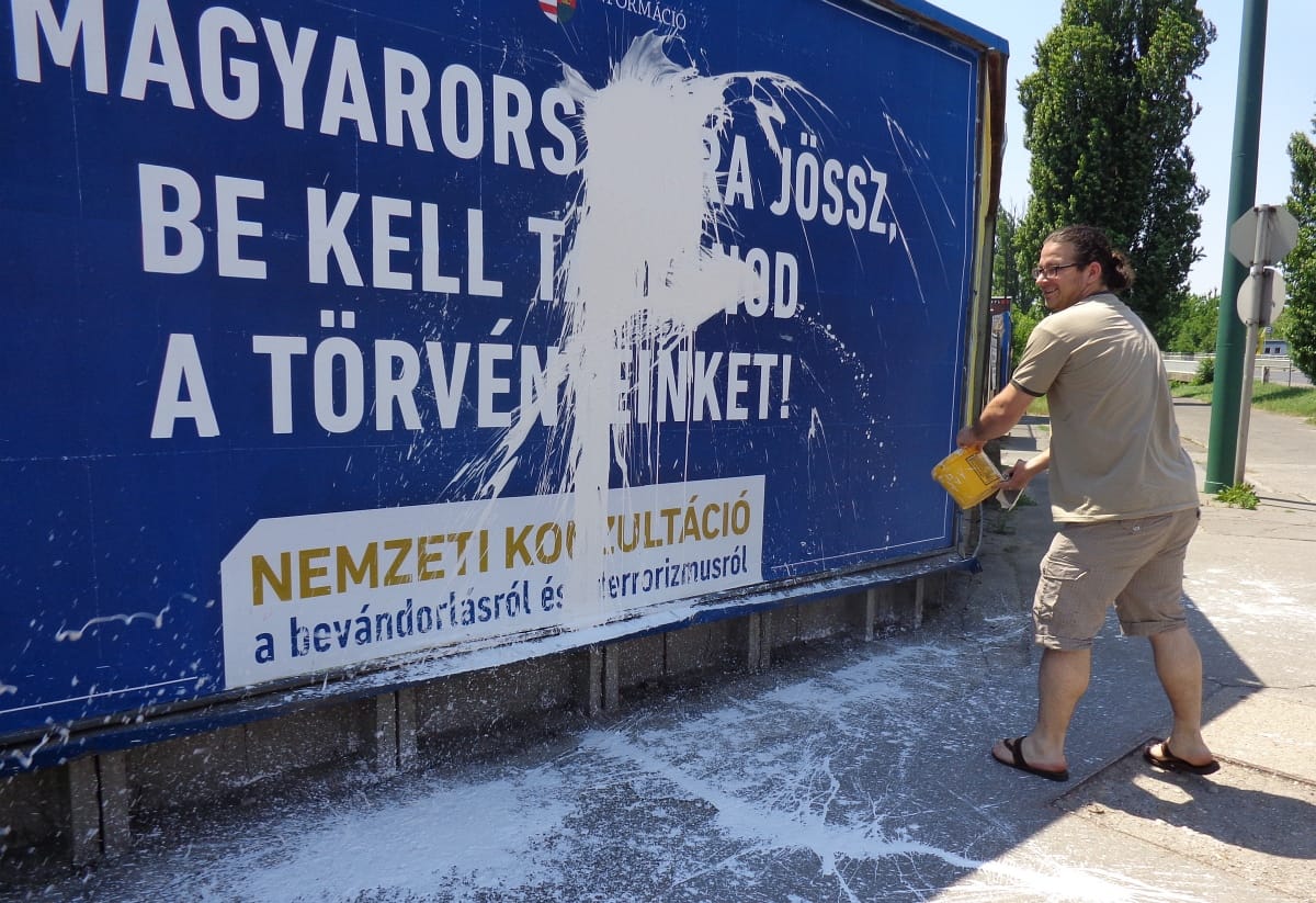 Miről tereli el a figyelmet a menekültek ellen uszító kampány?