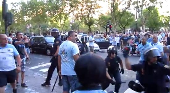 Brutális rendőri fellépés a Real-City előtt - videó