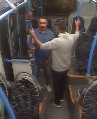 Alvó utast raboltak ki egy buszon, ezt a két férfit keresik – fotók