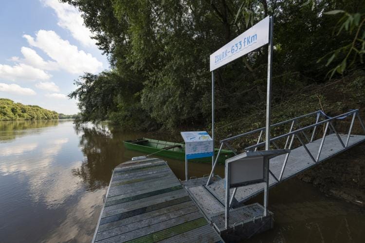 Műanyag palackokból készültek kikötők a Tiszán