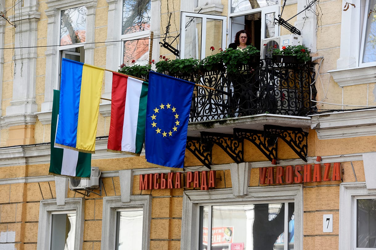 Vezető kárpátaljai magyar politikusok ellen indult plakátkampány Ukrajnában