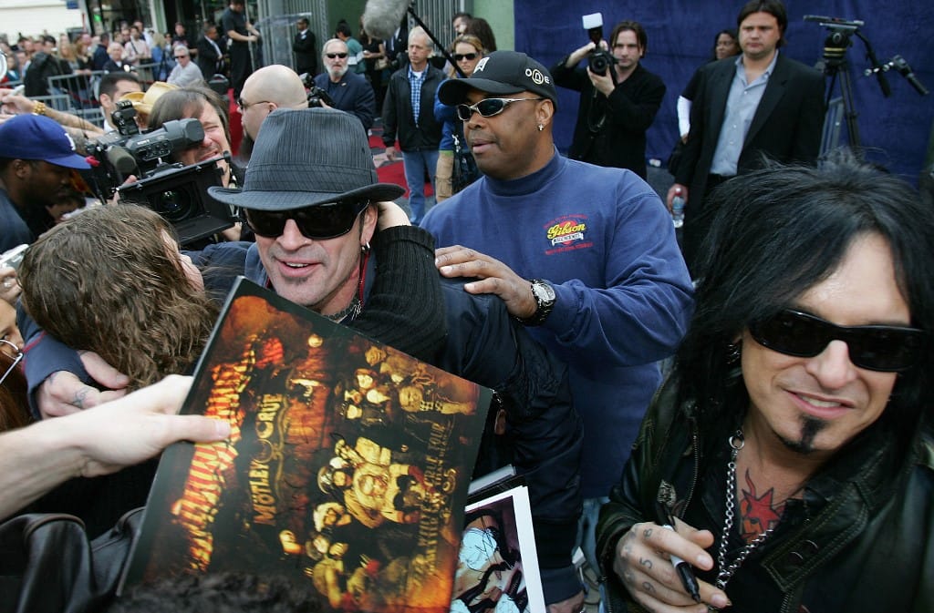 Ez ám a rock n' roll: Törött bordákkal dobolta le Tommy Lee a koncert első felét