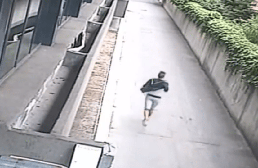 A Vakok Intézetéhez ment, és vakokat rabolt ki egy fiú – videó