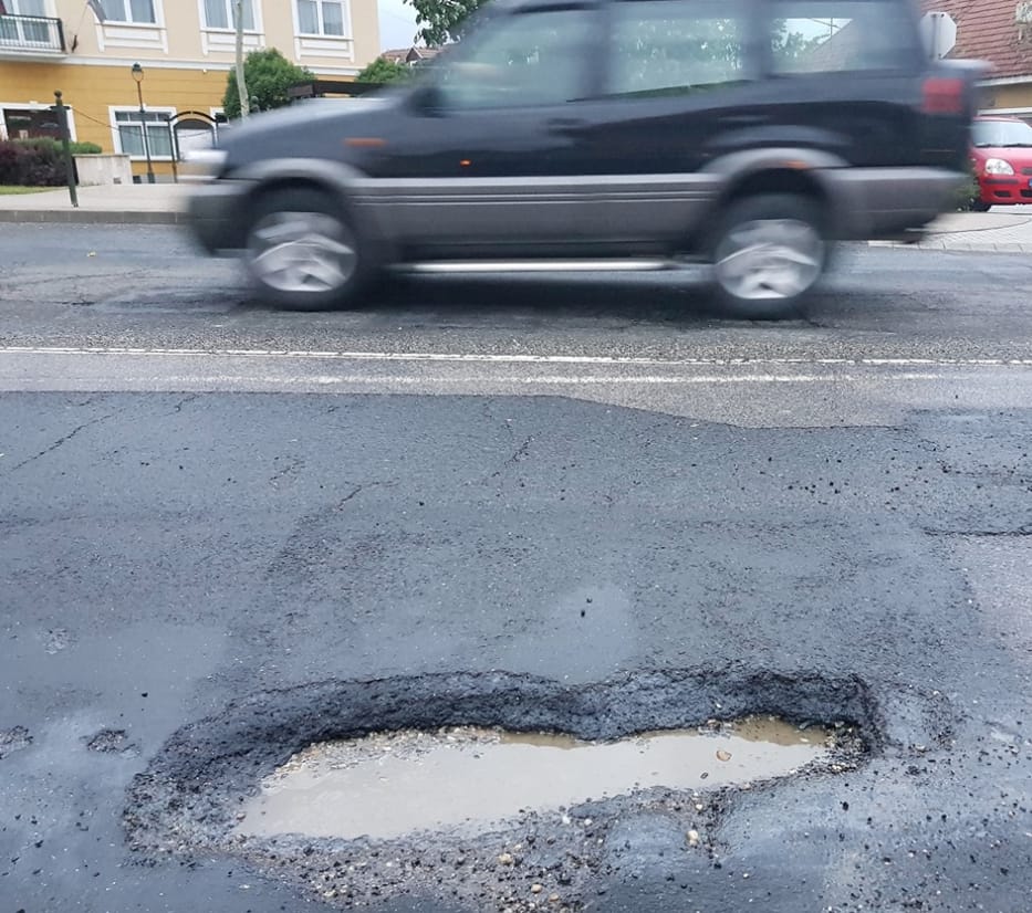 Szentendrénél kezdett el kátyúzni a Kétfarkú Kutya Párt