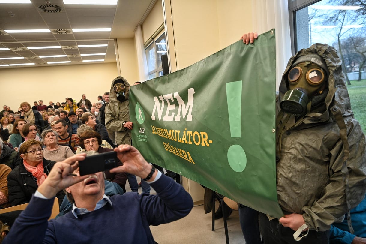 „Tud magyarul? Akkor azt mondom, szégyellje magát!” Videó a botrányba fulladt debreceni közmeghallgatásról
