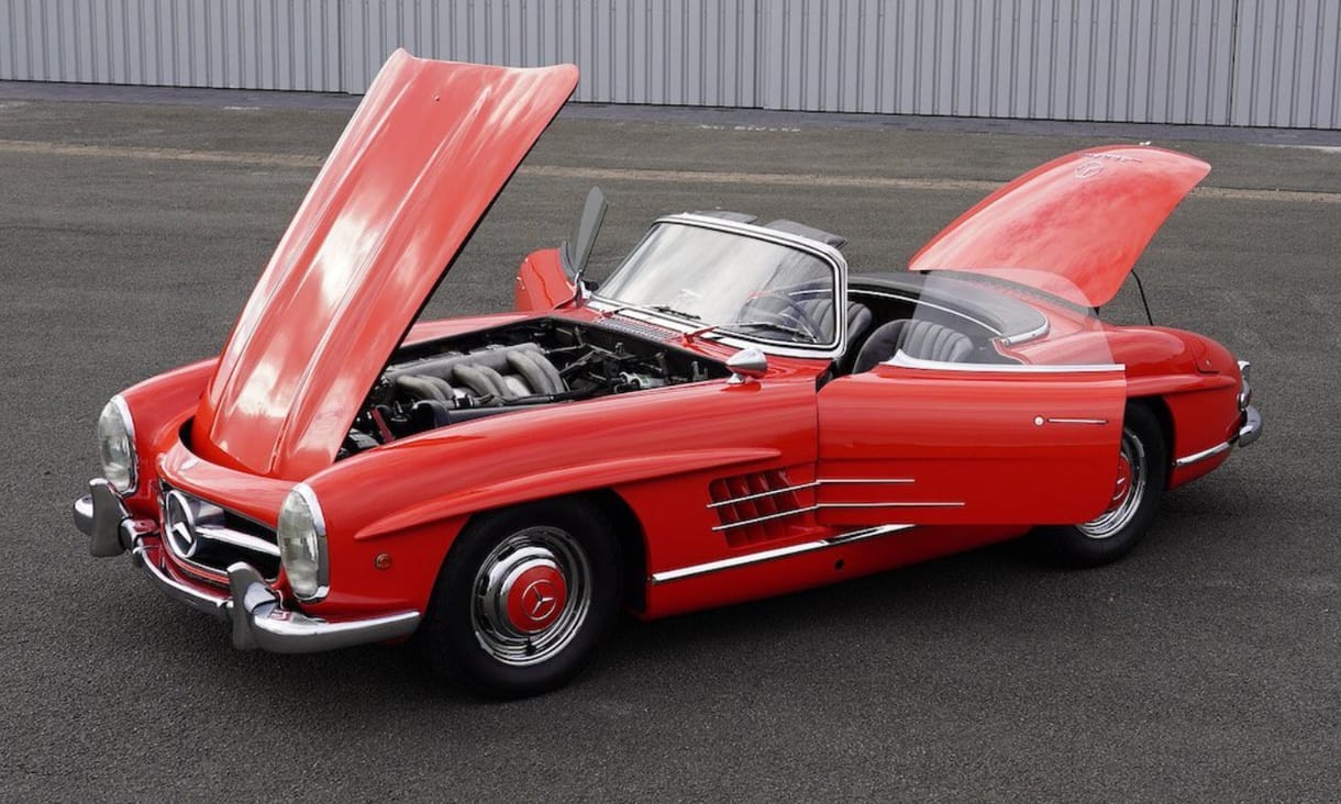 Gyönyörű piros roadstert kínálnak eladásra a sirályszárnyas Mercedes 300 SL-ből