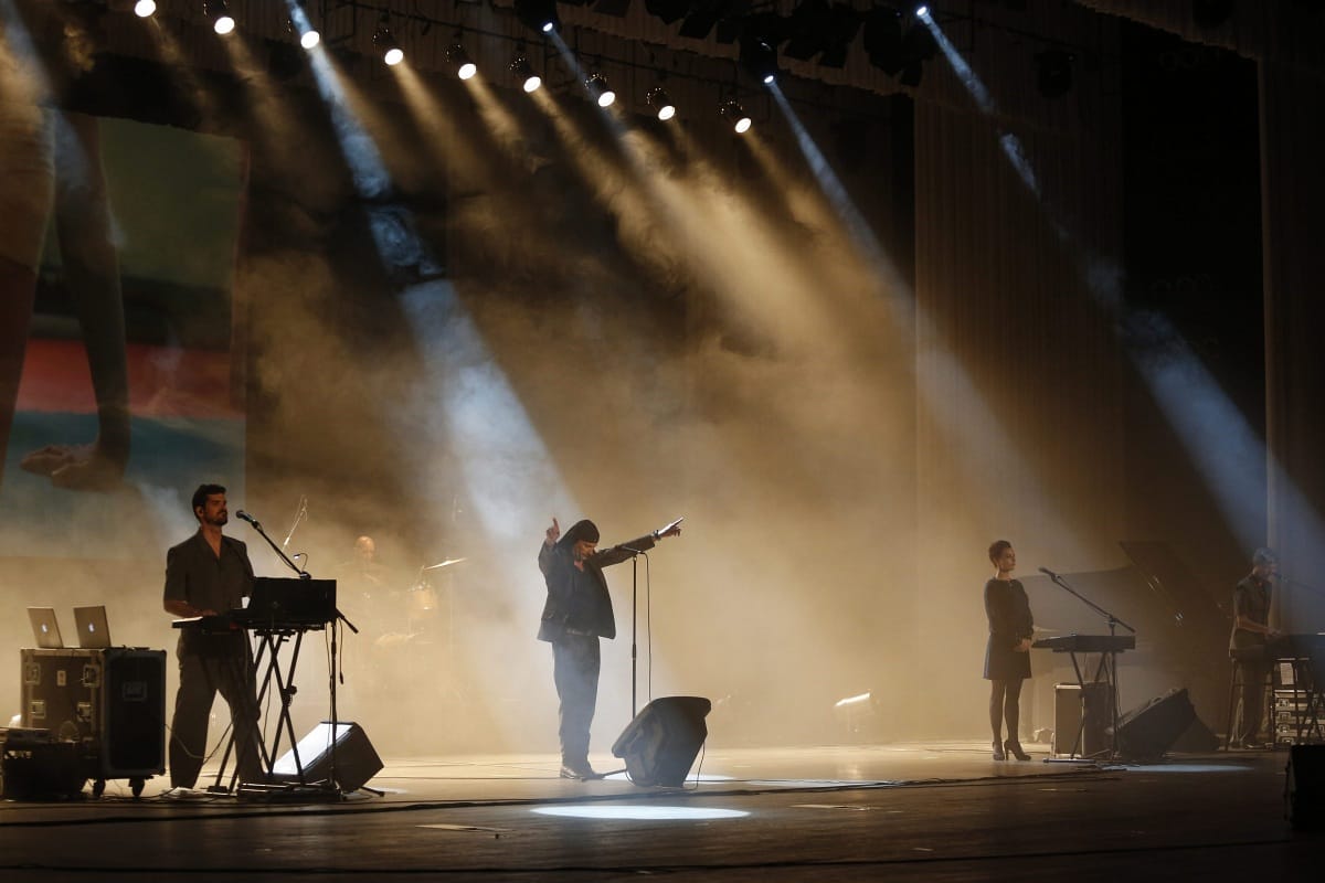 Fotó: Fegyelmezett észak-koreaiak hallgatnak egy artrock bandát