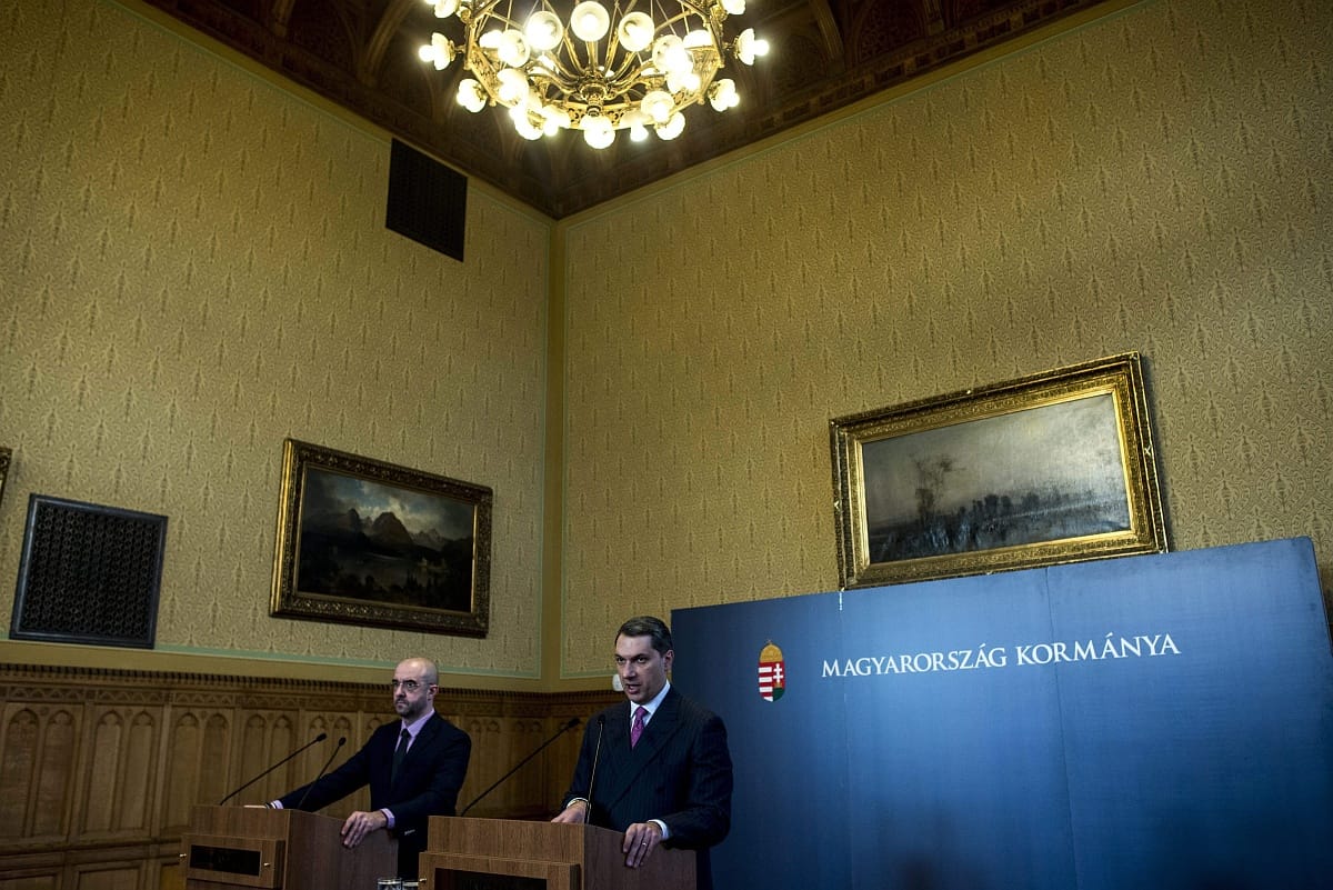 Kormányinfó: Párizsból üdvözölte az újságírókat Orbán