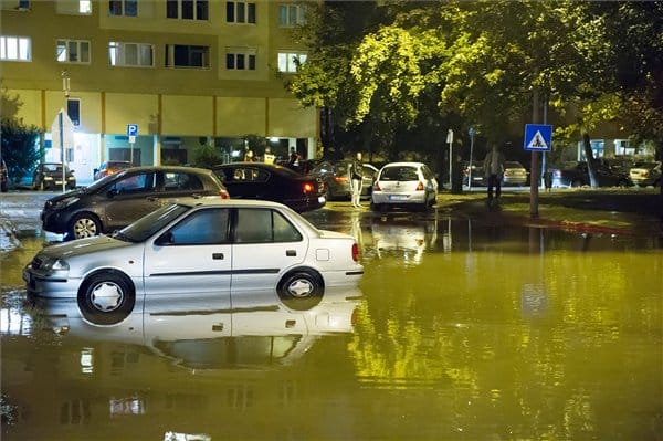 Özönvíz Óbudán: félméteres vízben álltak éjjel az autók - fotók