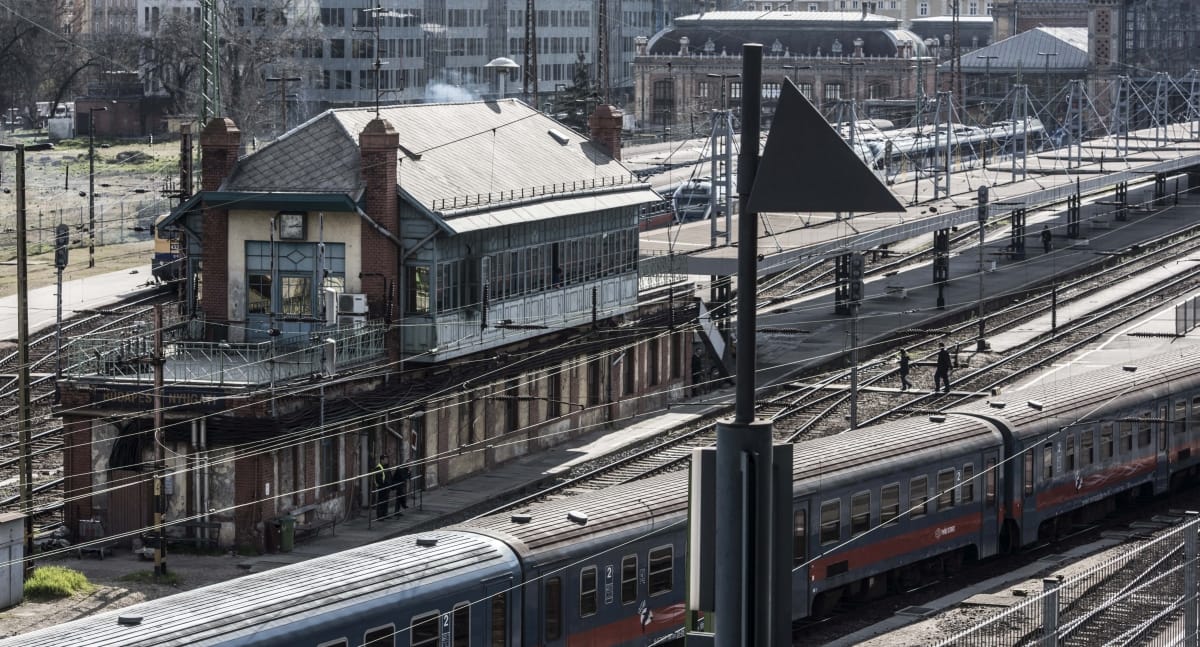 Utasok fékeztek meg egy kalauzverő férfit a Nyugatinál