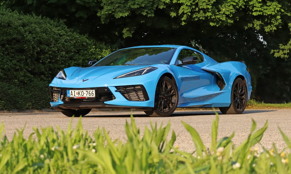 Amerika a tarkónkon ordít: meghajtottuk az őszintén tahó új Corvette-et