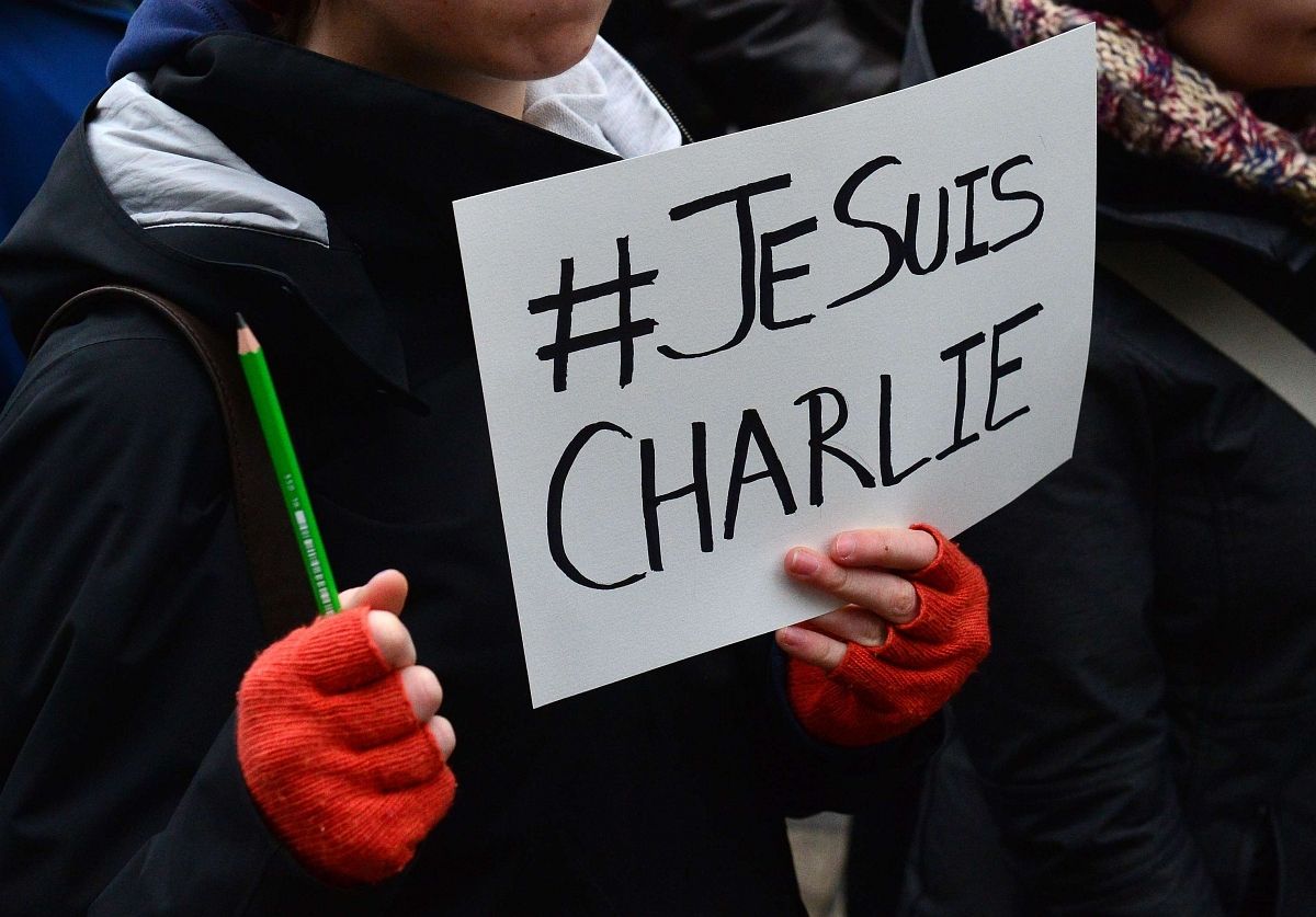 A kedveshírtv-től a jesuischarlie-ig – Egy szó, ami összeköt