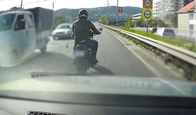 Rádudáltak a motorosra, cserébe megállította a forgalmat az Árpád hídon – videó