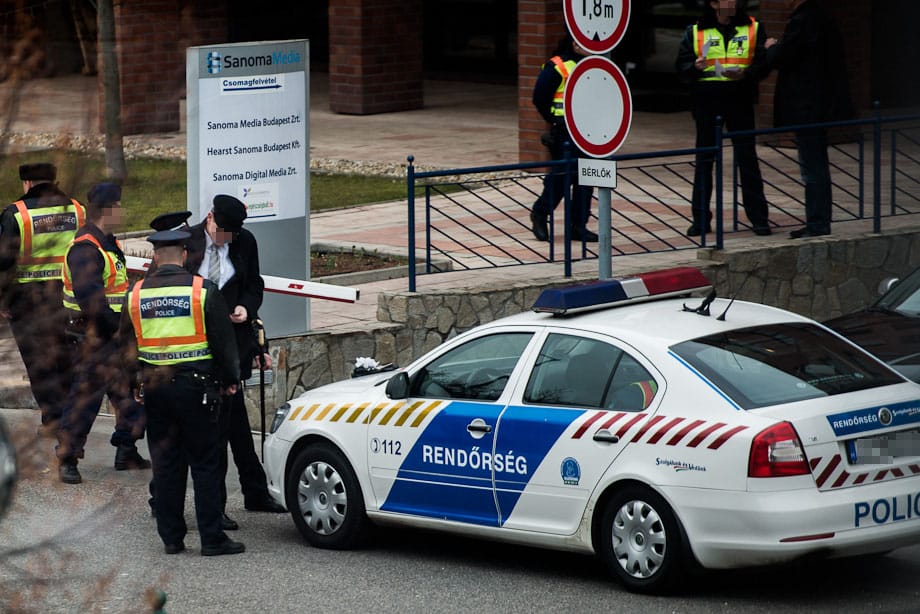 Nagy erőkkel szállt ki a rendőrség egy budapesti lapkiadóhoz