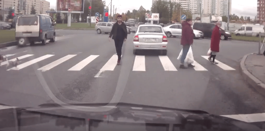 Videó: Paprikaspray-vel fogadták az agresszív autóst 