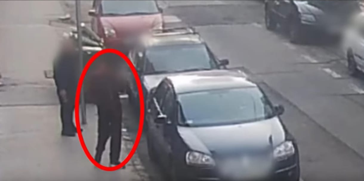 Beszállt egy járó motorral hagyott autóba, majd kordonokon áthajtva menekült a rendőrök elől egy férfi Józsefvárosban – videó