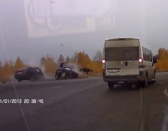 Így repül ki az autóból az, aki nem használja a biztonsági övet – videó