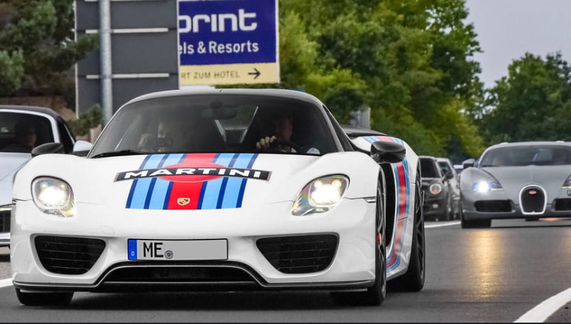 Illegális versenyzésen kapták az elhunyt Porsche vezér fiát és unokáját