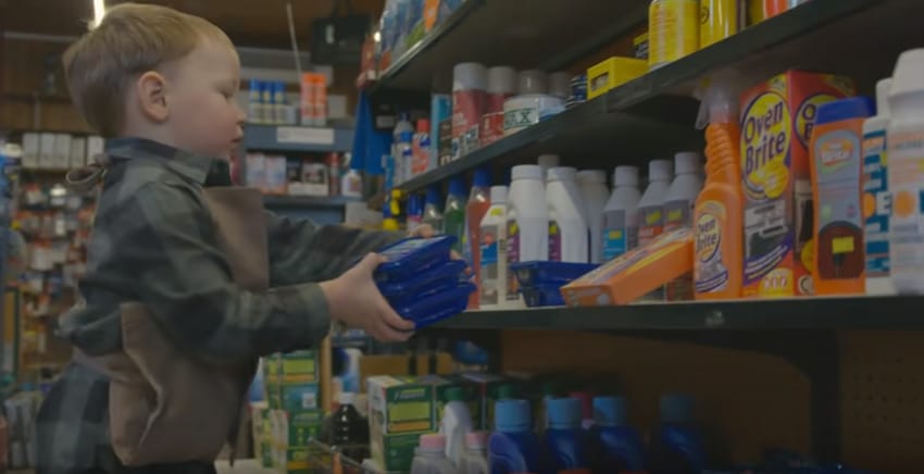 A kétéves Arthurral hódította meg a vásárlók szívét egy walesi kisbolt karácsonyi reklámja