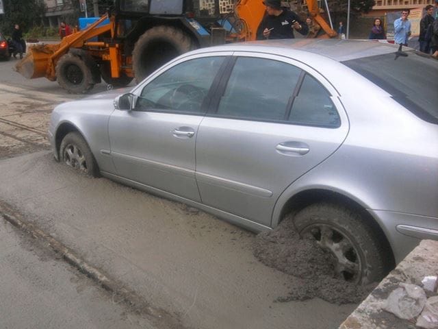 Friss betonba ragadt Mercijével egy nő – fotók