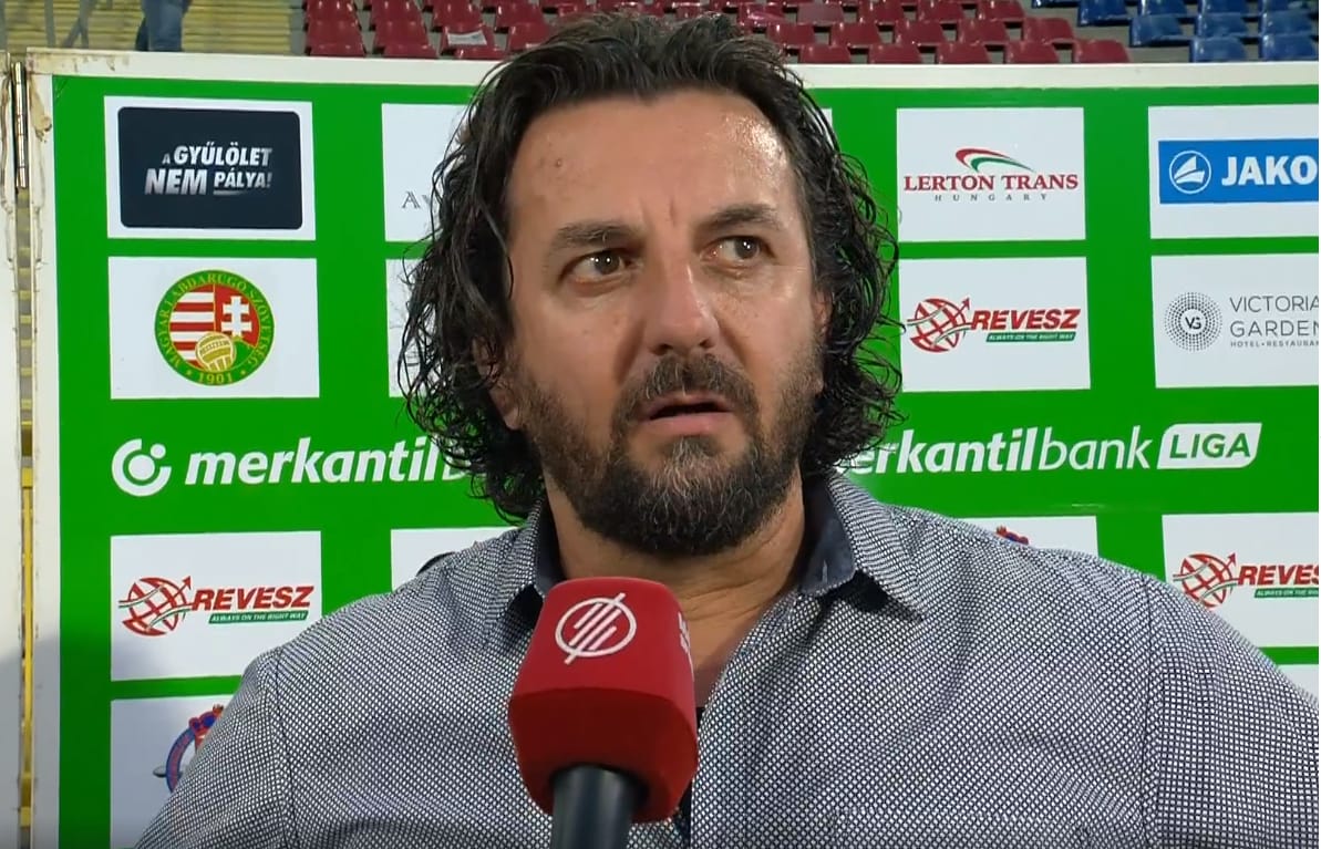 Élő egyenesben alázta meg és dobta ki a csapatából az edző a focistáját