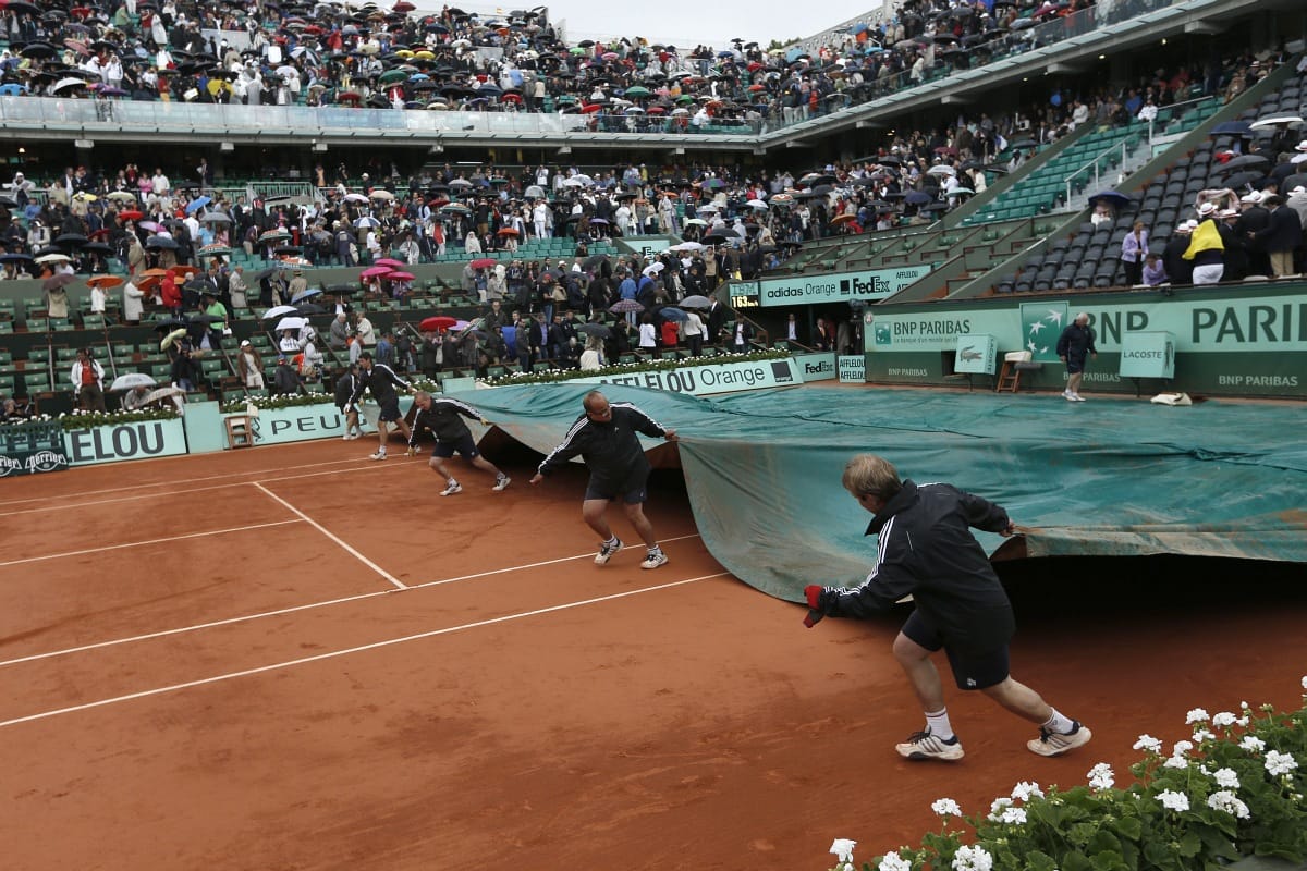 Szakadó eső miatt csúszott a Djokovic-Federer meccs