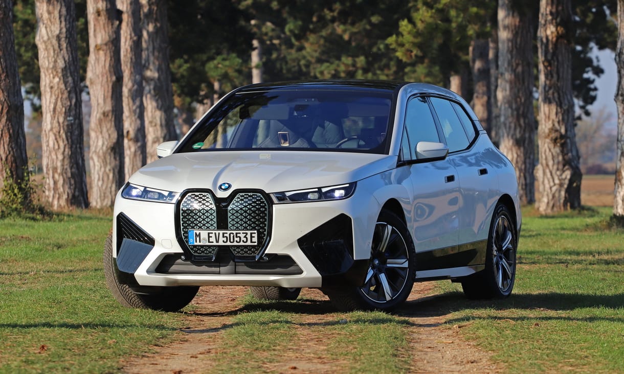 Örökpanorámás müncheni luxusnappali Budapesten: teszten a BMW iX villanyautó