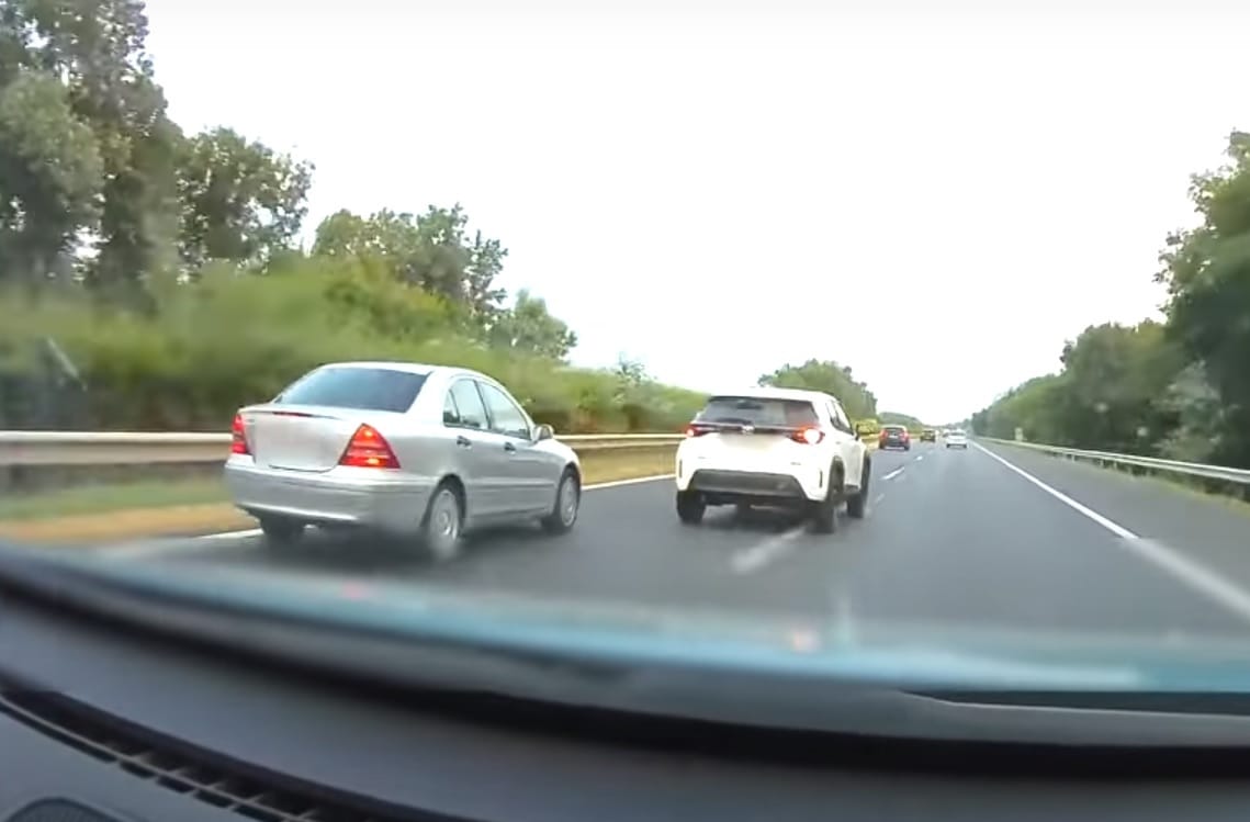 Zokon vette, hogy rávillogtak, büntetőfékezett, aztán a leállósávon előzött – videó