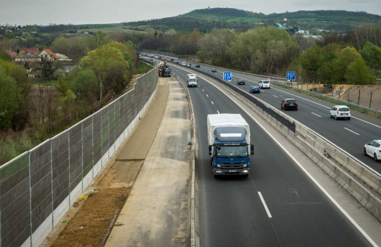 Baleset miatt mindkét irányban lezárták az M3-ast Kálnál