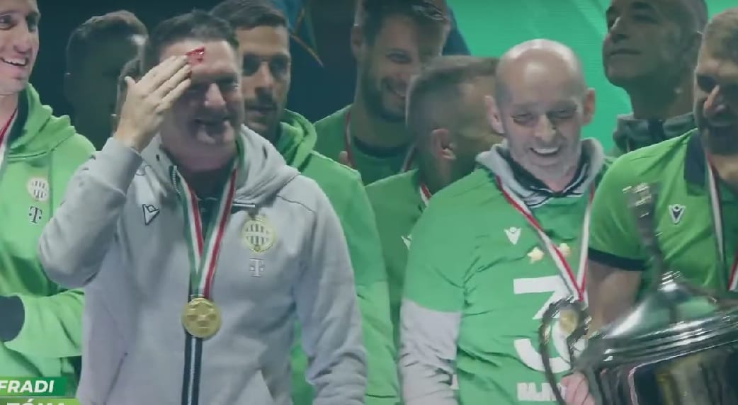 Olyan hevesen ünnepelte a bajnoki címet a Fradi edzője, hogy fejbe verte magát a serleggel – videó