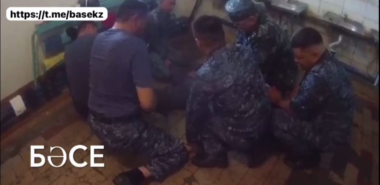 Nyilvánosságra került egy durva videó, amin egy Kazahsztánban bebörtönzött ellenzéki aktivistát kínoznak